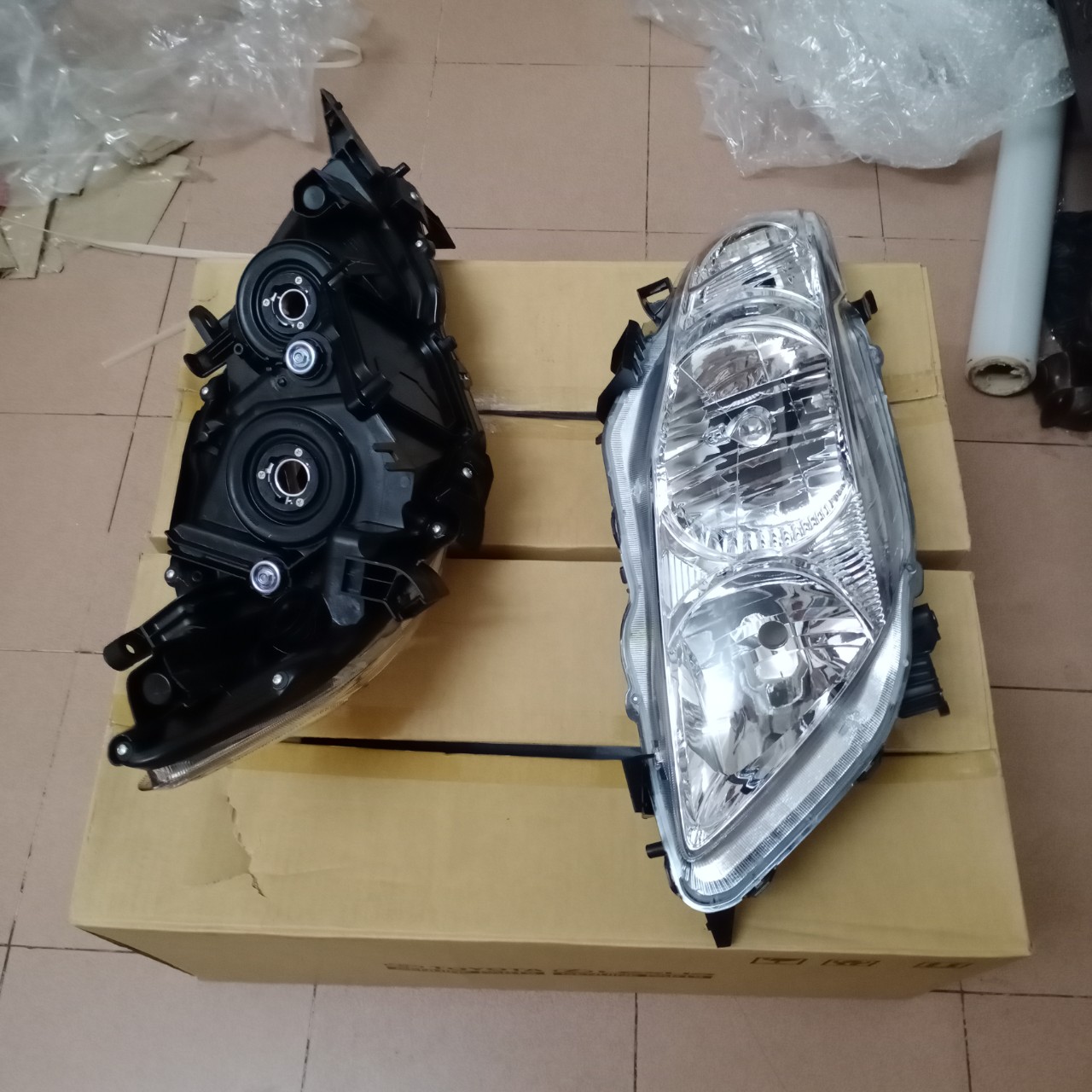 Đèn pha phải Altis 1.8 Đèn pha phải Altis 1.8