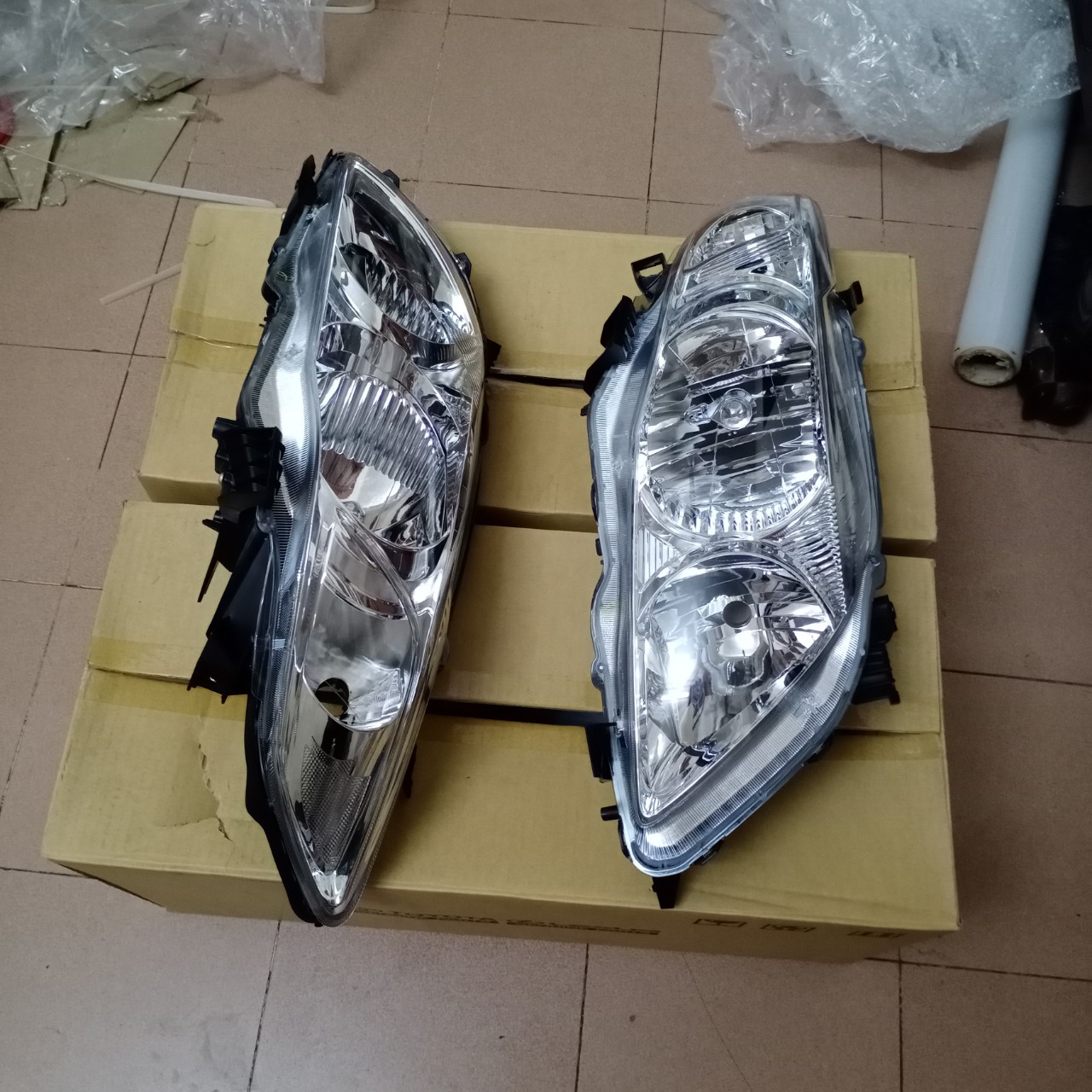 Đèn pha phải Altis 1.8 Đèn pha phải Altis 1.8