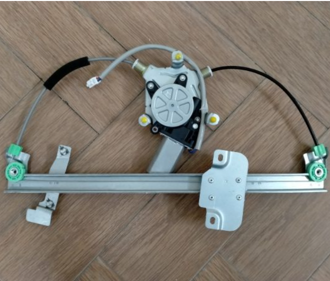 Compa lên kính trước phải Ford Laser Compa lên kính trước phải Ford Laser