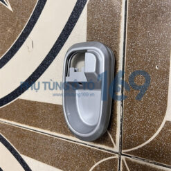 Ốp tay mở cửa trong Pronto 7 chỗ