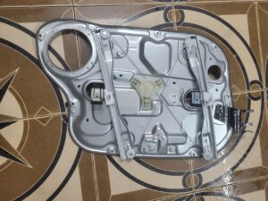 Compa lên kính trước lái Hyundai Avante