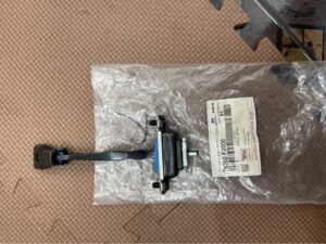 Hạn chế cánh cửa trước lái Hyundai Elantra
